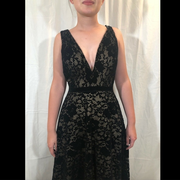 NEW Tadashi Shoji Velvet Floral Black V-Neck Gown - Picture 4 of 8
